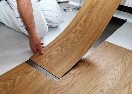 Mão de obra de Instalação de piso vinílico com massa espatulada (somente a cima de 30m²)